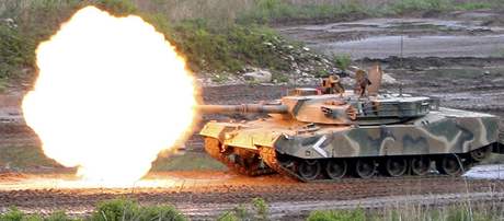 Jihokorejský tank bhem cviení nedaleko hranic s KLDR.